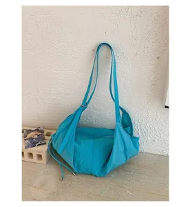 Blue canvas casual shoulder bag detail, large capacity commuter tote, daily fashion style.