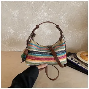 Detailansicht der bunten geflochtenen Strohtasche für Sommerurlaub und Strandspaziergang.