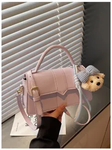 Schicke Damen Umhängetasche aus PU Leder mit Bärenanhänger, stilvolle Tasche für Alltag.