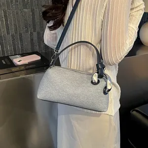 Vue détaillée du sac à bandoulière et porté épaule décontracté pour femme tendance.