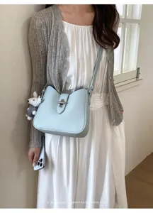 Hellblaue Schultertasche aus Leder im Detail, minimalistischer Stil, elegante Alltagstasche.