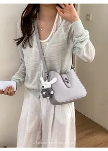 Minimalistische Damen Umhängetasche mit süßem Hasenanhänger stilvolle Retro Pendler Handtasche
