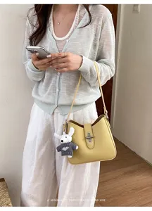 Minimalistische gelbe Leder Schultertasche chic unterarm Tasche mit Strick Kaninchen Anhänger