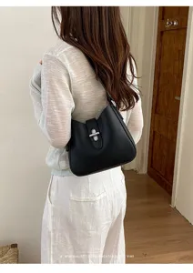 Minimalistische schwarze Leder-Schultertasche für Damen, schicke Achseltasche für Alltag.