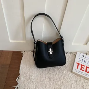 Minimalistische schwarze Leder Damen-Achseltasche, elegante Pendler Schulter-Eimerhandtasche.