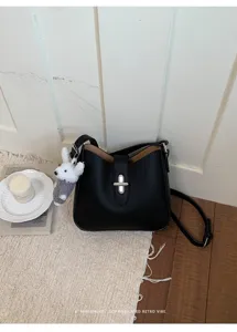 Minimalistische schwarze Eimer Umhängetasche Damen, schicke Retro PU Leder Handtasche.
