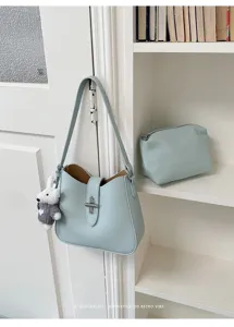 Minimalistische hellblaue Schultertasche für Damen mit süßem Hasenanhänger und Beutel.