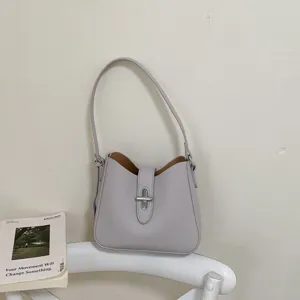 Minimalistische Damen Schultertasche Umhängetasche, elegante purpurvolle Handtasche.