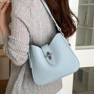 Minimalistische hellblaue Leder Schulter Unterarm Tasche für Damen, eleganter Büro Stil.