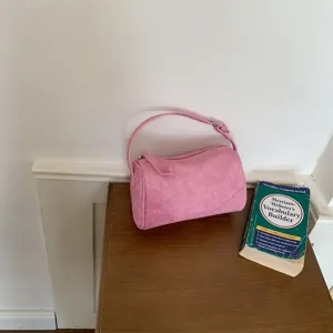 Vista detallada de bolso Boston de ante rosa, elegante bolso de hombro para mujer con cremallera.