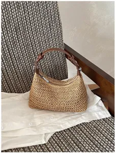 Modische sommerliche Stroh gewebte Umhängetasche für Damen, schicke Strandtasche mit Ledergriff.