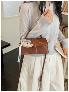 Koreanische Art braune glänzende kleine quadratische Handtasche Umhängetasche mit Bärenanhänger.