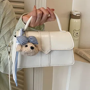 Koreanischer Stil weiße Umhängetasche mit Bären Anhänger, stylische Damen Handtasche Som.