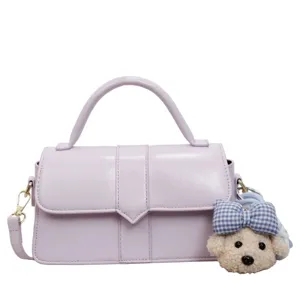 Lavendelfarbene Schultertasche Damen, elegante Umhängetasche mit süßem Plüschtier Anhänger.