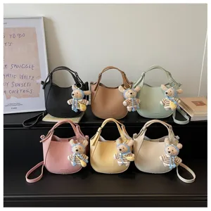 Sac seau pour femme en cuir PU sac à bandoulière avec pendentif ours mignon sac élégant