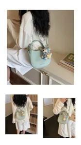 Sac seau style coréen avec charm ours, élégant sac bandoulière vert clair pour femmes.