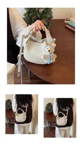 Sac seau élégant pour femme avec charm d'ours mignon, sac bandoulière en cuir pour le quotidien.