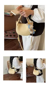 Sac seau bandoulière en cuir jaune avec joli pendentif ours en tricot, chic quotidien.
