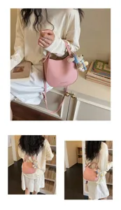 Vue détaillée du sac à seau rose élégant avec pendentif ours mignon, sac à bandoulière tendance.