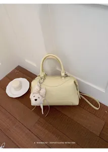 Elegante gelbe Boston Handtasche für Damen, schicke PU Leder Umhängetasche mit süßem Anhänger.