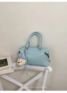 Hellblaue Boston Handtasche mit süßem Bärenanhänger, stilvolle Henkeltasche für Damen.