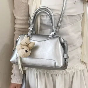 Silberne metallische Boston Handtasche mit süßem Schleifen Bär Anhänger modische Umhängetasche