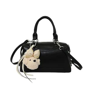 Schwarze Boston Handtasche mit süßem Plüsch Hund Anhänger stilvolle Umhängetasche für Damen Alltag