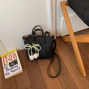 Schwarze Leder Eimer Tasche mit Perlen Tulpen Anhänger und Henkeln für den Alltag.