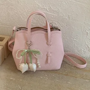 Rosa Leder Eimer Tasche fuer Damen, stilvolle Handtasche Umhaengetasche mit perlen Anhaenger.