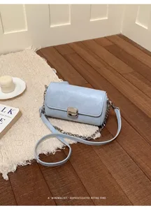 Chic borsa a tracolla azzurra da donna con catena in metallo ed elegante chiusura quotidiana.
