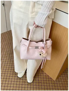 Bolso de mano rosa elegante para mujer con lindo dije de osito y cierre, detalle.