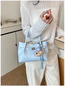 Bolso de mano azul claro para mujer, elegante bolso tote con correa y bonito abalorio de peluche.
