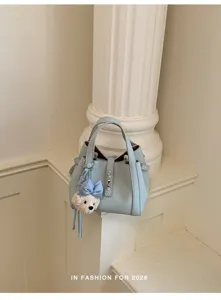 Bolso cubo de cuero azul claro elegante con bonito colgante de oso, bolso de mano.