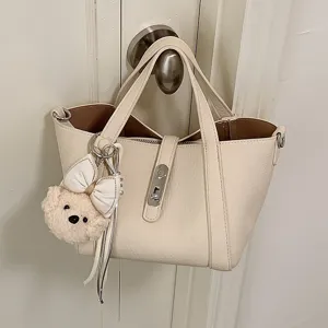 Bolso cubo de cuero minimalista chic con bonito colgante de oso bandolera