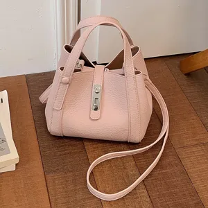 Chic bolso de cubo de cuero rosa para mujeres, bolso cruzado versátil con cerradura de metal elegante.