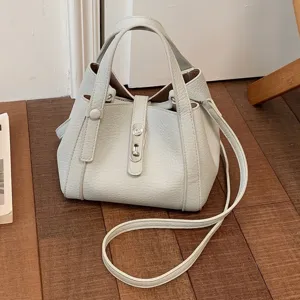 Bolso cubo de cuero para mujer, bolso bandolera versátil con un cierre muy elegante.