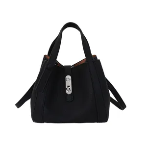 Hermoso bolso cubo negro de piel para mujer, elegante bolso de mano con correa útil.