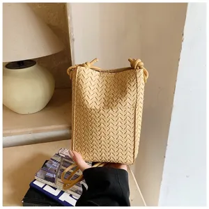 Μοδάτη δερμάτινη πλεγμένη τσάντα χιαστί bucket για γυναίκες, κομψή casual τσάντα ώμου.