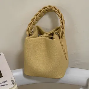 Gelbe strukturierte Leder-Beuteltasche für Damen mit stilvollem geflochtenen Griff und Kordel.