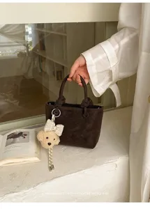 Schicker brauner Wildleder-Beutel mit süßem Plüschbären, elegante Retro-Handtasche für Damen.