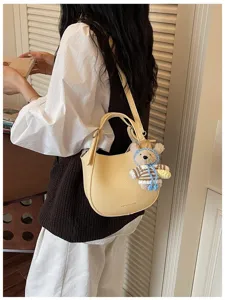 Sac seau en cuir PU jaune avec joli pendentif en peluche ours, design bandoulière élégant.