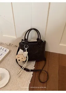 Modische minimalistische Beuteltasche mit Bärenanhänger, Retro Umhängetasche für Damen.