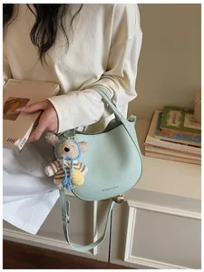 Sac seau bandoulière vert clair style coréen avec pendentif ours en tricot, sac minimaliste.