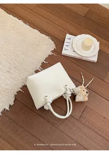 Minimalistische weiße Eimer Tasche mit süßem Bären Anhänger, schicke Henkeltasche für Damen Alltag.