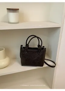 Minimalistische Retro Beuteltasche Detail, dunkelbraune Textur Schultertasche mit Knoten.