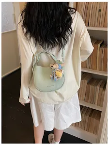 Sac seau bandoulière vert clair pour femme style coréen avec un joli pendentif ours