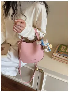 Sac seau rose élégant pour femme, sac bandoulière en cuir PU avec joli pendentif ours.