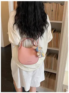 Sac bandoulière seau rose pour femmes, sac à main élégant avec pendentif ours mignon.