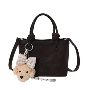 Schicke braune Beuteltasche für Damen, stilvolle Umhängetasche mit süßem Plüschhund-Anhänger.
