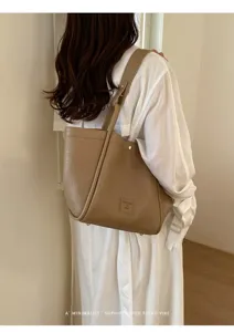 Detail du sac cabas beige avec texture fine, poignees elegantes et style chic au quotidien.